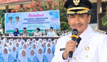 Wabup Dompu Syirajuddin saat sosialisasi P4GN dan mengajak pelajar menjauhi narkoba di SMAN 1 Manggelewa.