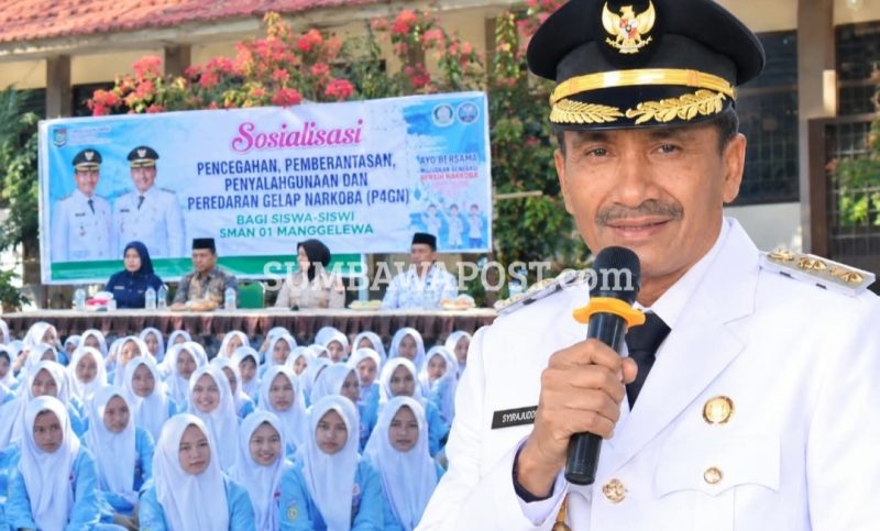 Wakil Bupati Dompu Syirajuddin Saat Menyampaikan Pesan Kepada Pelajar Dalam Sosialisasi P4GN di SMAN 1 Manggelewa, Kamis (17/9/2026).