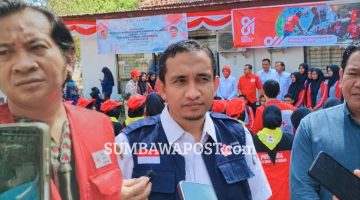 Ditengah Plt Ketua PMI NTB NS Lalu Doddy Setiawan Didampingi Ketua Bidang Informasi dan Komunikasi PMI NTB Fahrul Mustofa dan Ketua PMI Lombok Barat, Haris Karnain, Kamis (17/9/2026).