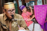 Bupati Sumbawa Ir. H. Syarafuddin Jarot, M.P. Menerima Sertifikat HKI Untuk 55 Motif Tenun Kre Alang Sumbawa, Jumat (18/9/2026).