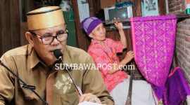 Bupati Sumbawa Ir. H. Syarafuddin Jarot, M.P. Menerima Sertifikat HKI Untuk 55 Motif Tenun Kre Alang Sumbawa, Jumat (18/9/2026).