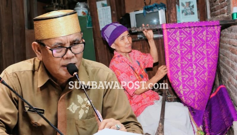 Bupati Sumbawa Ir. H. Syarafuddin Jarot, M.P. Menerima Sertifikat HKI Untuk 55 Motif Tenun Kre Alang Sumbawa, Jumat (18/9/2026).