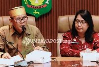 Bupati Sumbawa Ir. H. Syarafuddin Jarot, M.P. Mendorong ASN Menggunakan Pakaian Bermotif Kre Alang Setidaknya Sekali Dalam Sepekan Untuk Memperluas Penggunaan Tenun Lokal.