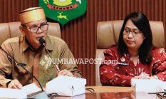 Bupati Jarot Dorong Tenun Kre Alang Sumbawa Jadi Busana Harian, ASN Diwajibkan Pakai Sepekan Sekali