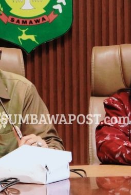 Bupati Jarot Dorong Tenun Kre Alang Sumbawa Jadi Busana Harian, ASN Diwajibkan Pakai Sepekan Sekali