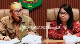 Bupati Sumbawa Ir. H. Syarafuddin Jarot, M.P. Mendorong ASN Menggunakan Pakaian Bermotif Kre Alang Setidaknya Sekali Dalam Sepekan Untuk Memperluas Penggunaan Tenun Lokal.