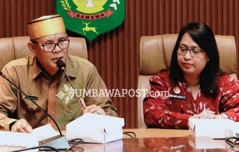 Bupati Sumbawa Ir. H. Syarafuddin Jarot, M.P. Mendorong ASN Menggunakan Pakaian Bermotif Kre Alang Setidaknya Sekali Dalam Sepekan Untuk Memperluas Penggunaan Tenun Lokal.