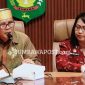 Bupati Sumbawa Ir. H. Syarafuddin Jarot, M.P. Mendorong ASN Menggunakan Pakaian Bermotif Kre Alang Setidaknya Sekali Dalam Sepekan Untuk Memperluas Penggunaan Tenun Lokal.