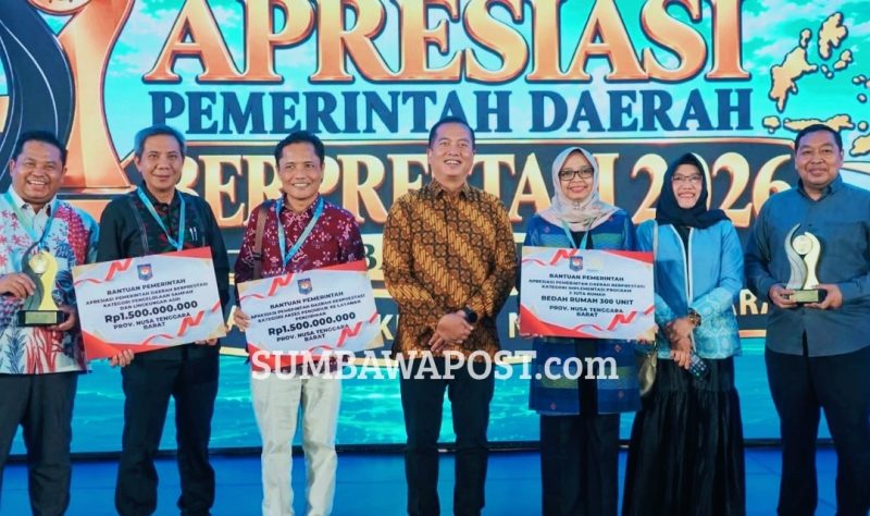 Gubernur NTB Lalu Muhamad Iqbal saat menerima apresiasi Pemerintah Daerah Berprestasi Tahun 2026 dari Kemendagri di Jakarta, Kamis (17/9/2026).