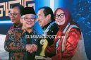 Wakil Bupati Sumbawa Barat Hj. Hanipah Saat Menerima Penghargaan Dalam Ajang Apresiasi Pemerintah Daerah Berprestasi 2026 di Jakarta.