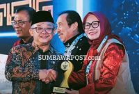 Wakil Bupati Sumbawa Barat Hj. Hanipah Saat Menerima Penghargaan Dalam Ajang Apresiasi Pemerintah Daerah Berprestasi 2026 di Jakarta.