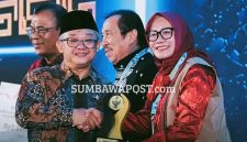 Wakil Bupati Sumbawa Barat Hj. Hanipah Saat Menerima Penghargaan Dalam Ajang Apresiasi Pemerintah Daerah Berprestasi 2026 di Jakarta.