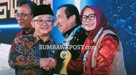 Wakil Bupati Sumbawa Barat Hj. Hanipah Saat Menerima Penghargaan Dalam Ajang Apresiasi Pemerintah Daerah Berprestasi 2026 di Jakarta.