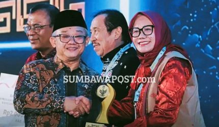 Wakil Bupati Sumbawa Barat Hj. Hanipah menerima dua penghargaan Kemendagri 2026
