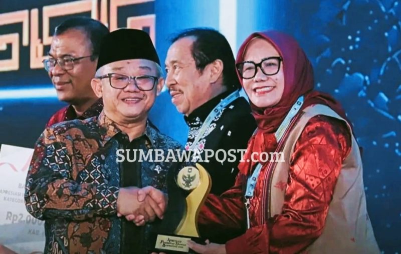 Wakil Bupati Sumbawa Barat Hj. Hanipah Saat Menerima Penghargaan Dalam Ajang Apresiasi Pemerintah Daerah Berprestasi 2026 di Jakarta.
