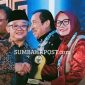 Wakil Bupati Sumbawa Barat Hj. Hanipah Saat Menerima Penghargaan Dalam Ajang Apresiasi Pemerintah Daerah Berprestasi 2026 di Jakarta.