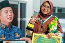 Gubernur NTB Lalu Muhamad Iqbal Menyambut Khairunnisa, Qariah Asal Bima, Peraih Juara 1 Qira'at Mujawwad Dewasa Putri pada MTQ Nasional XXXI.