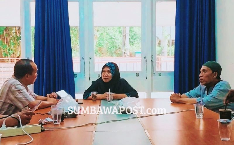 Keluarga Muhamad Yanuar Fikri Saat Mendatangi Kantor PWI NTB Untuk Mengadukan Kondisi Yanuar Yang Mengaku Berada di Myanmar.