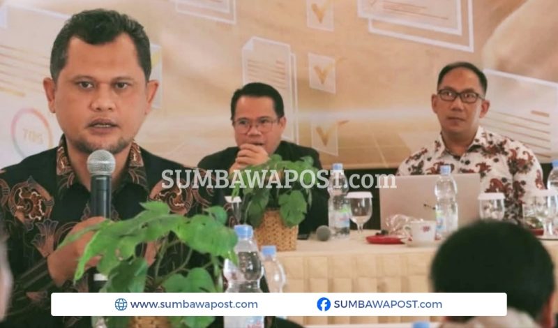 Ketua Bawaslu NTB Itratip dalam kegiatan Sosialisasi Uji Petik Riset Pemetaan Kerawanan Isu Strategis PDPB 2026 di Mataram.