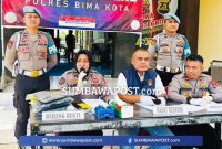 Polres Bima Kota Saat Menggelar Jumpa Pers Terkait Kasus Kematian Ihsan di Pantai Wadu Baba, Kecamatan Langgudu, Kabupaten Bima.