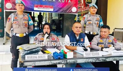 Polisi menggelar jumpa pers kasus kematian Ihsan di Pantai Wadu Baba