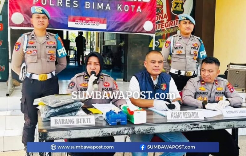 Polres Bima Kota Saat Menggelar Jumpa Pers Terkait Kasus Kematian Ihsan di Pantai Wadu Baba, Kecamatan Langgudu, Kabupaten Bima.