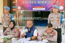 Saat Polisi Polres Bima Kota Menggelar Jumpa Pers Terkait Penetapan Dua Tersangka Kasus Kematian Ihsan di Pantai Wadu Baba, Kabupaten Bima.