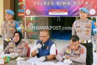 Saat Polisi Polres Bima Kota Menggelar Jumpa Pers Terkait Penetapan Dua Tersangka Kasus Kematian Ihsan di Pantai Wadu Baba, Kabupaten Bima.