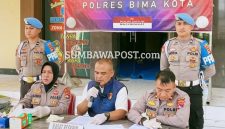 Saat Polisi Polres Bima Kota Menggelar Jumpa Pers Terkait Penetapan Dua Tersangka Kasus Kematian Ihsan di Pantai Wadu Baba, Kabupaten Bima.