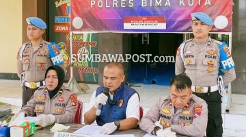 Saat Polisi Polres Bima Kota Menggelar Jumpa Pers Terkait Penetapan Dua Tersangka Kasus Kematian Ihsan di Pantai Wadu Baba, Kabupaten Bima.