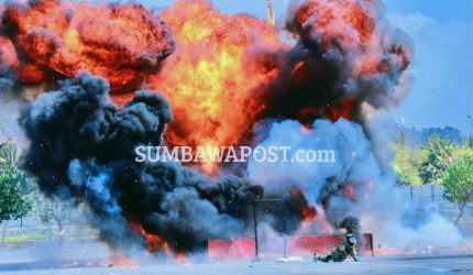 Tim Jibom Polda NTB menangani bom dalam simulasi pengamanan MotoGP Mandalika 2026 di Lombok Tengah
