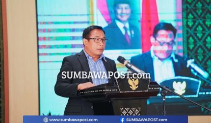 Muhamad Aminurlah membacakan laporan Komisi III DPRD NTB tentang evaluasi Kemendagri terhadap Ranperda Pajak dan Retribusi Daerah NTB