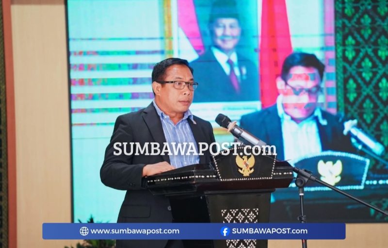 H. Muhamad Aminurlah, SE., Saat Membacakan Laporan Komisi III DPRD NTB Terkait Hasil Evaluasi Kemendagri Terhadap Ranperda Pajak Daerah dan Retribusi Daerah.