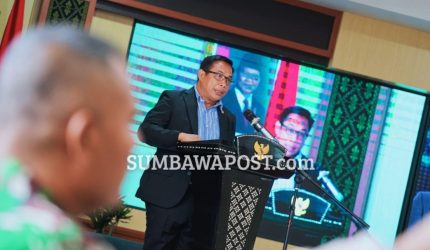 Muhamad Aminurlah membacakan laporan Komisi III DPRD NTB tentang Pajak Air Permukaan, water meter, air payau dan IPR