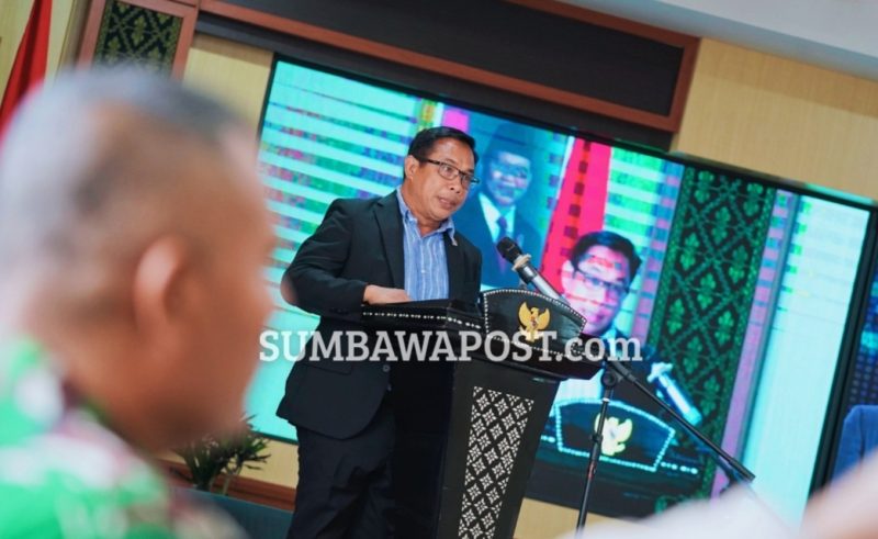 H. Muhamad Aminurlah, SE., Saat Membacakan Laporan Komisi III DPRD NTB Terkait Hasil Evaluasi Kemendagri Terhadap Pajak Air Permukaan dan Sejumlah Ktentuan dalam Ranperda Pajak NTB.