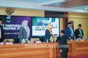Anggota Komisi III DPRD NTB H. Muhamad Aminurlah, atau Akrab Disapa Aji Maman, Saat Membacakan Laporan Hasil Evaluasi Mendagri Terhadap Ranperda Pajak NTB dan Menyerahkan Laporan Tersebut Kepada Ketua DPRD NTB.