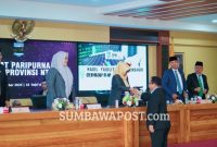 Anggota Komisi III DPRD NTB H. Muhamad Aminurlah, atau Akrab Disapa Aji Maman, Saat Membacakan Laporan Hasil Evaluasi Mendagri Terhadap Ranperda Pajak NTB dan Menyerahkan Laporan Tersebut Kepada Ketua DPRD NTB.