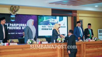 Anggota Komisi III DPRD NTB H. Muhamad Aminurlah, atau Akrab Disapa Aji Maman, Saat Membacakan Laporan Hasil Evaluasi Mendagri Terhadap Ranperda Pajak NTB dan Menyerahkan Laporan Tersebut Kepada Ketua DPRD NTB.