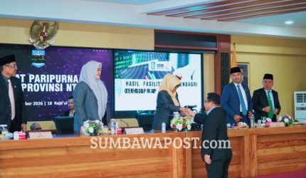 Aji Maman menyerahkan laporan evaluasi Mendagri tentang Ranperda Pajak NTB kepada Ketua DPRD NTB