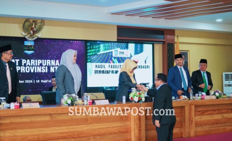 Anggota Komisi III DPRD NTB H. Muhamad Aminurlah, atau Akrab Disapa Aji Maman, Saat Membacakan Laporan Hasil Evaluasi Mendagri Terhadap Ranperda Pajak NTB dan Menyerahkan Laporan Tersebut Kepada Ketua DPRD NTB.