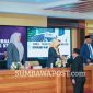 Anggota Komisi III DPRD NTB H. Muhamad Aminurlah, atau Akrab Disapa Aji Maman, Saat Membacakan Laporan Hasil Evaluasi Mendagri Terhadap Ranperda Pajak NTB dan Menyerahkan Laporan Tersebut Kepada Ketua DPRD NTB.