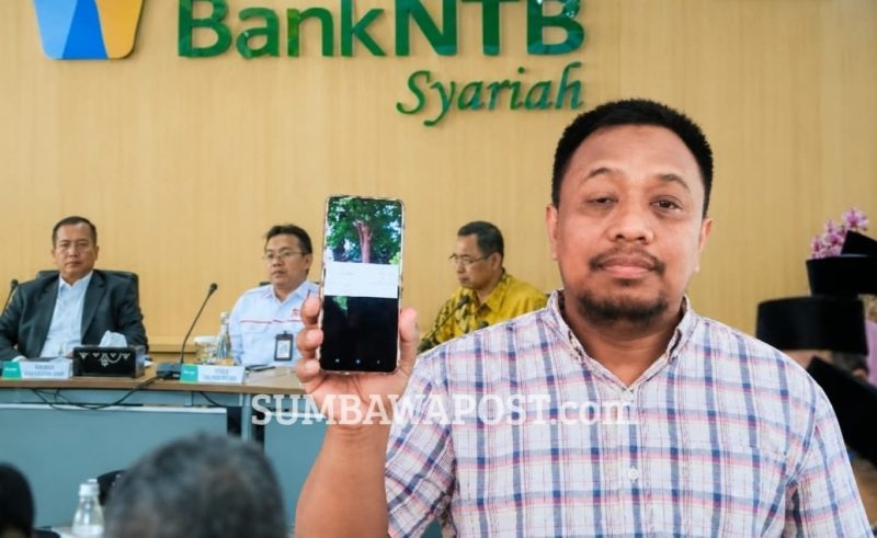 Koordinator Koalisi Rakyat NTB dan Gubernur NTB Saat Rapat di Kantor Pusat Bank NTB Syariah, Jalan Udayana, Kota Mataram.