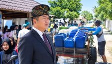 Gubernur NTB Miq Iqbal Saat Membahas Langkah Pemerintah Menangani Kris Suplai Air Bersih di Kawasan Gili.