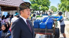 Gubernur NTB Miq Iqbal Saat Membahas Langkah Pemerintah Menangani Kris Suplai Air Bersih di Kawasan Gili.
