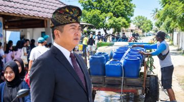 Gubernur NTB Miq Iqbal Saat Membahas Langkah Pemerintah Menangani Kris Suplai Air Bersih di Kawasan Gili.