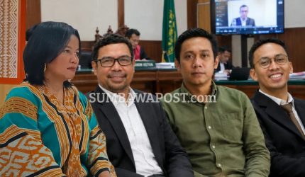 Tiga ahli dan Badai NTB saat mengikuti sidang kasus ITE di PN Raba Bima