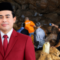 Ketua DPC PDI Perjuangan Kabupaten Sumbawa, Abdul Rafiq, Saat Menyampaikan Sikap Terkait Tragedi Tambang Lantung yang Menewaskan Tiga Penambang.