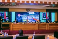 Akhdiansyah, SHI, Saat Membacakan Laporan Komisi III DPRD NTB Terkait Raperda Konversi PT BPR NTB menjadi PT BPRS NTB Bangkit Bersama Dalam Rapat Paripurna DPRD NTB.