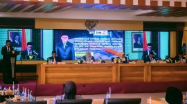 Akhdiansyah, SHI, Saat Membacakan Laporan Komisi III DPRD NTB Terkait Raperda Konversi PT BPR NTB menjadi PT BPRS NTB Bangkit Bersama Dalam Rapat Paripurna DPRD NTB.