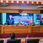 Akhdiansyah, SHI, Saat Membacakan Laporan Komisi III DPRD NTB Terkait Raperda Konversi PT BPR NTB menjadi PT BPRS NTB Bangkit Bersama Dalam Rapat Paripurna DPRD NTB.